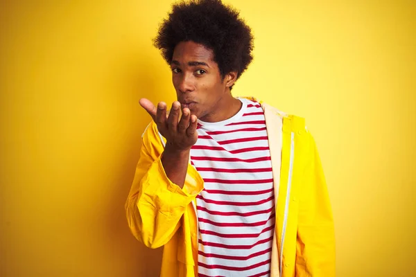 Afrikanisch Amerikanischer Mann Mit Afro Haaren Und Regenmantel Der Vor — Stockfoto