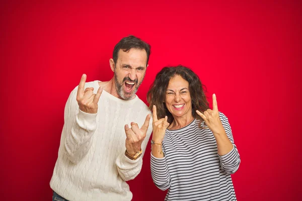 Hermosa Pareja Mediana Edad Con Suéter Invierno Sobre Fondo Rojo — Foto de Stock