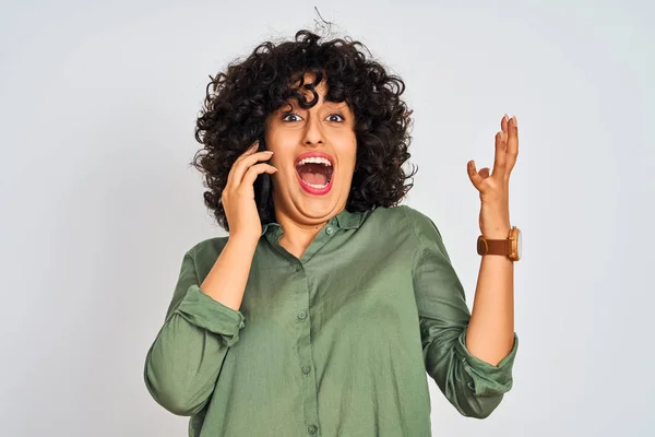 Mujer Árabe Joven Con Pelo Rizado Hablando Teléfono Inteligente Sobre — Foto de Stock