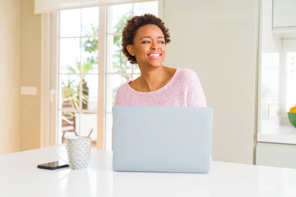 Mujer Afroamericana Joven Que Trabaja Usando Computadora Portátil Mirando Hacia — Foto de Stock