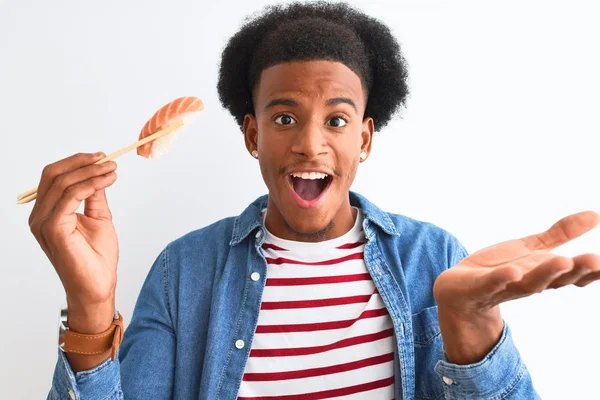 Joven Hombre Afroamericano Comiendo Nigiri Usando Palillos Sobre Fondo Blanco — Foto de Stock