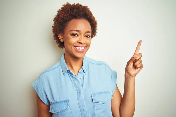 Fiatal Gyönyörű Afro Amerikai Afro Hajú Elszigetelt Hátteret Egy Nagy — Stock Fotó