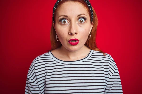 Mooie Roodharige Vrouw Draagt Gestreepte Marine Shirt Staan Geïsoleerde Rode — Stockfoto