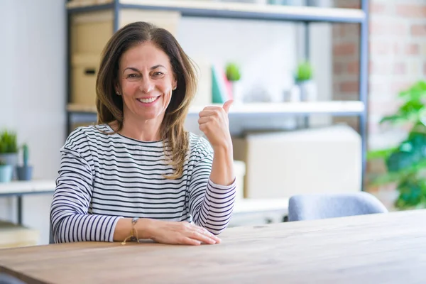 Femme Âgée Âge Moyen Assis Table Maison Souriant Avec Visage — Photo