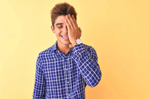 Junger Gutaussehender Mann Lässigem Hemd Das Vor Isoliertem Gelben Hintergrund — Stockfoto