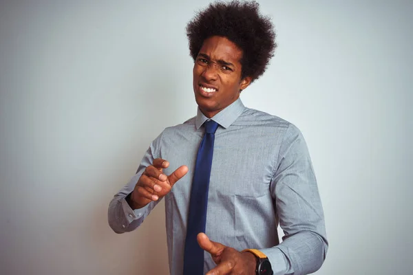 Uomo Affari Americano Con Capelli Afro Indossa Camicia Cravatta Sfondo — Foto Stock
