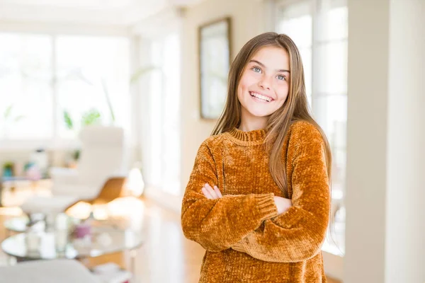 Schöne Junge Mädchen Kind Hause Lächelnd Seite Schauen Und Wegstarren — Stockfoto