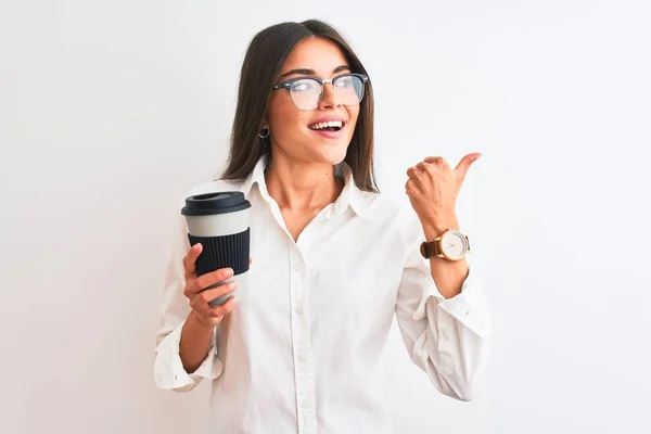 Jovem Empresária Vestindo Óculos Bebendo Café Sobre Fundo Branco Isolado — Fotografia de Stock