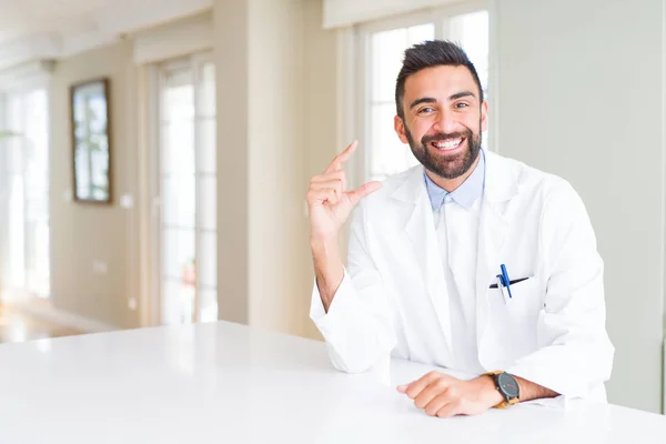 Guapo Médico Hispano Hombre Terapeuta Con Abrigo Médico Clínica Sonriente —  Fotos de Stock