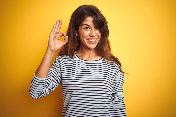 Joven Hermosa Mujer Con Rayas Camiseta Pie Sobre Fondo Aislado —  Fotos de Stock