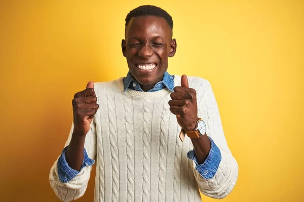 Afrikanisch Amerikanischer Mann Jeanshemd Und Weißem Pullover Vor Isoliertem Gelben — Stockfoto