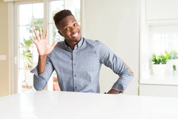 Bel Homme Afro Américain Sur Table Blanche Montrant Pointant Vers — Photo