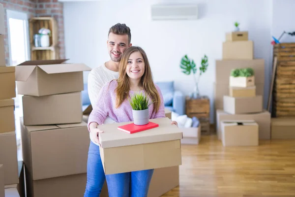 Junges schönes verliebtes Paar zieht mit Karte in ein neues Zuhause — Stockfoto