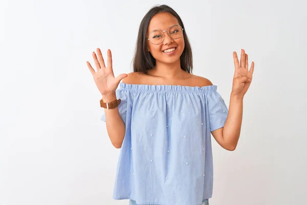 Joven Mujer China Con Camiseta Azul Gafas Sobre Fondo Blanco — Foto de Stock