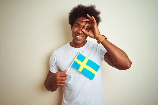 Νεαρός Αφρο Αμερικανός Άνδρας Που Κρατά Σουηδική Σημαία Στέκεται Πάνω — Φωτογραφία Αρχείου
