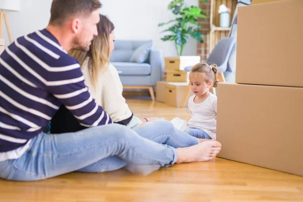 Joven Familia Feliz Casa — Foto de Stock