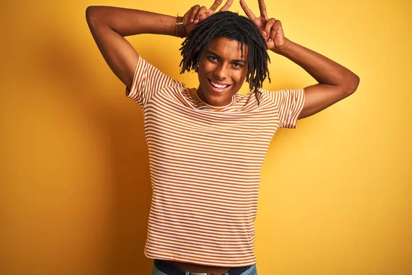 Afro Hombre Con Rastas Vistiendo Camiseta Rayas Pie Sobre Fondo —  Fotos de Stock