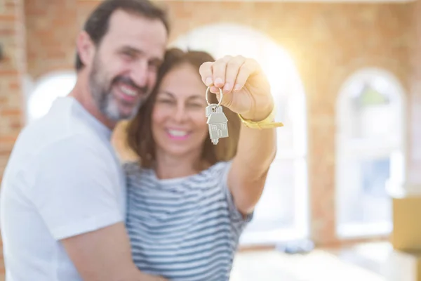 Romantisches Paar Mittleren Alters Hält Und Zeigt Hausschlüssel Lächelnd Für — Stockfoto