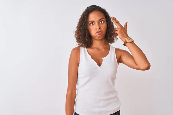 Mujer Brasileña Joven Vistiendo Camiseta Casual Pie Sobre Fondo Blanco —  Fotos de Stock