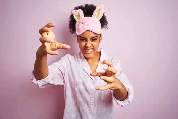 Fiatal Afro Amerikai Pizsamában Álarcban Elszigetelt Rózsaszín Háttér Kiabálás Frusztrált — Stock Fotó
