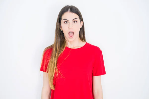 Jonge Mooie Vrouw Dragen Casual Rood Shirt Wit Geïsoleerde Achtergrond — Stockfoto