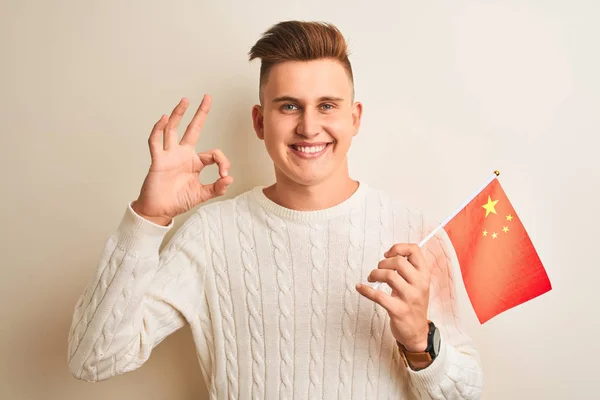Νέος Όμορφος Άνδρας Κρατώντας Κινεζική Σημαία Κίνα Πάνω Από Απομονωμένο — Φωτογραφία Αρχείου