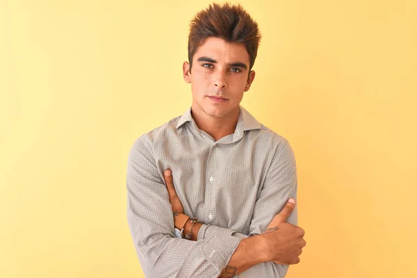 Genç Yakışıklı Adam Izole Sarı Arka Plan Şüpheci Sinirli Üzerinde — Stok fotoğraf