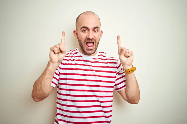 Junger Glatzköpfiger Mann Mit Bart Lässig Gestreiftes Rotes Shirt Über — Stockfoto