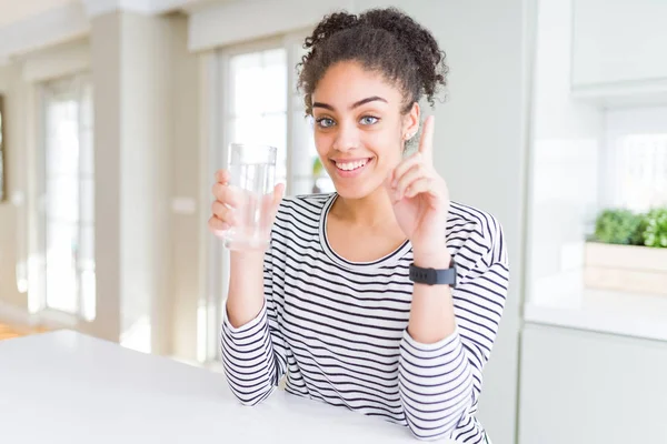 Junge Afrikanisch Amerikanische Mädchen Trinken Ein Frisches Glas Wasser Überrascht — Stockfoto