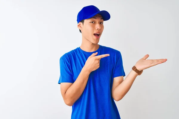 Čínský Doručovatel Modrém Tričku Čepici Stojící Nad Izolovaným Bílým Pozadím — Stock fotografie