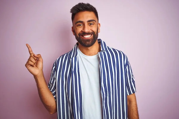 Jonge Knappe Indiaanse Man Draagt Zomer Gestreept Shirt Geïsoleerde Roze — Stockfoto