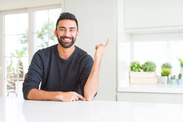 Bello Ispanico Uomo Indossa Maglione Casual Casa Con Grande Sorriso — Foto Stock