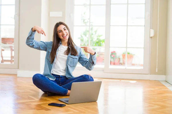 Mooie Jonge Vrouw Zit Vloer Met Gekruiste Benen Met Behulp — Stockfoto