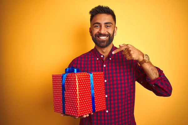 Arabiska Indian Hispanic Man Håller Födelsedagspresent Stående Över Isolerad Gul — Stockfoto