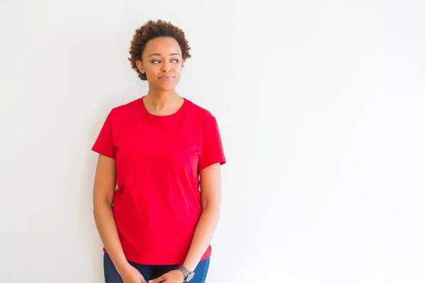 Jovem Bela Mulher Afro Americana Sobre Fundo Branco Sorrindo Olhando — Fotografia de Stock