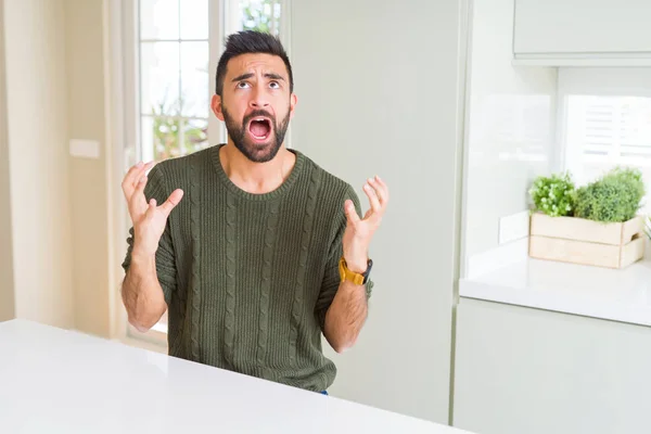 Bonito Homem Hispânico Vestindo Camisola Casual Casa Louco Louco Gritando — Fotografia de Stock