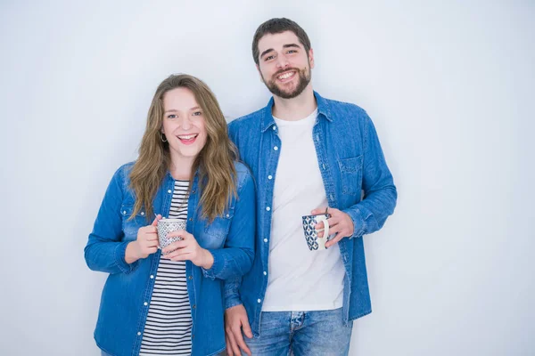 Jovem Casal Bonito Beber Uma Xícara Café Sobre Fundo Isolado — Fotografia de Stock