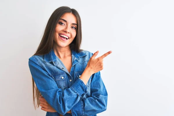 Jovem Mulher Bonita Vestindo Camisa Jeans Casual Sobre Fundo Branco — Fotografia de Stock