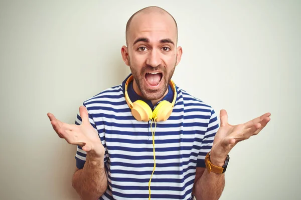 Joven Escuchando Música Con Auriculares Amarillos Sobre Fondo Aislado Celebrando — Foto de Stock