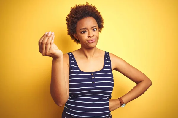 孤立した黄色の背景に夏のTシャツを着た美しいアフリカ系アメリカ人女性手と指でイタリアのジェスチャーを行う自信を持って表現 — ストック写真