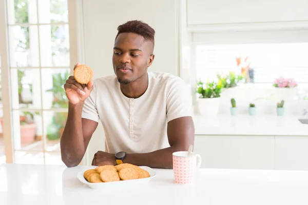 Africano Americano Homem Comendo Biscoito Grão Inteiro Saudável Com Uma — Fotografia de Stock