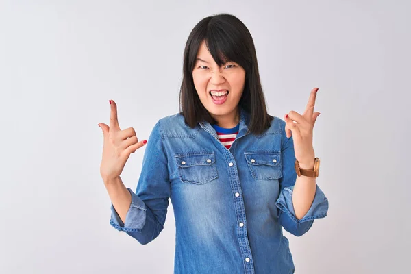 Молодая Красивая Китаянка Джинсовой Рубашке Изолированном Белом Фоне Кричит Сумасшедшим — стоковое фото
