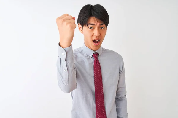 Empresário Chinês Vestindo Gravata Elegante Sobre Fundo Branco Isolado Irritado — Fotografia de Stock