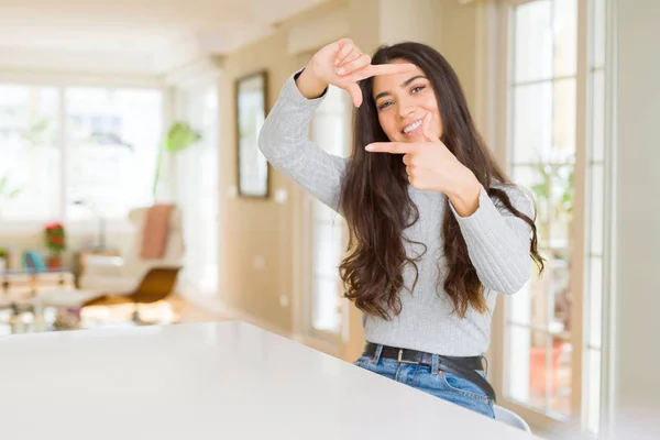 Ung Vacker Kvinna Hemma Leende Gör Ram Med Händer Och — Stockfoto