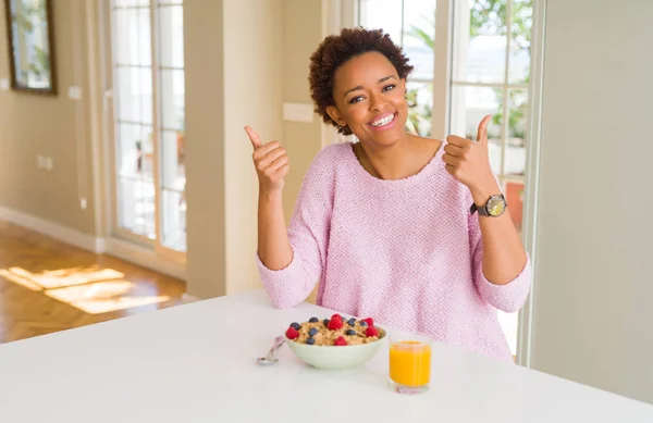 Mladá Afroameričanka Která Ráno Dává Zdravou Snídani Doma Dělá Pozitivní — Stock fotografie