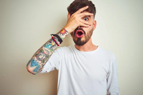 Joven Hombre Con Tatuaje Vistiendo Camiseta Pie Sobre Fondo Blanco —  Fotos de Stock