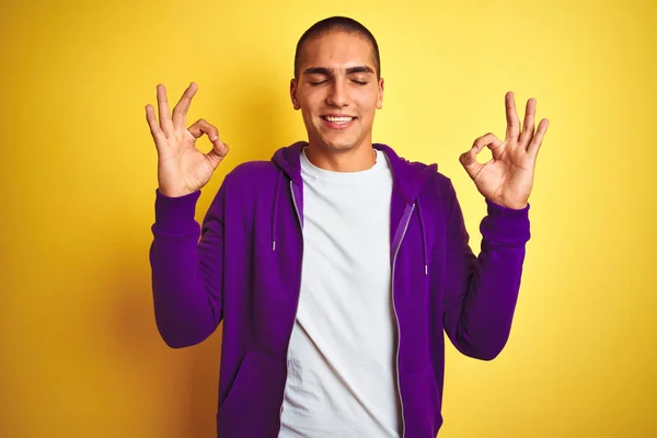 Jonge Knappe Man Draagt Paarse Sweatshirt Gele Geïsoleerde Achtergrond Ontspannen — Stockfoto