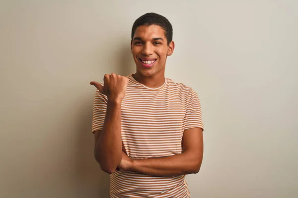 Mladý Pohledný Arabský Muž Nosí Pruhované Tričko Nad Izolovaným Bílým — Stock fotografie