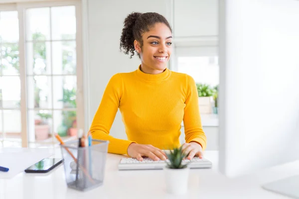 Ung Afrikansk Amerikansk Flicka Som Arbetar Med Dator Med Ett — Stockfoto