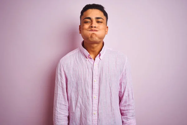 年轻的巴西男人穿着衬衫 站在孤立的粉色背景上 脸上带着滑稽的表情 满嘴通气 满嘴疯狂的表情 — 图库照片